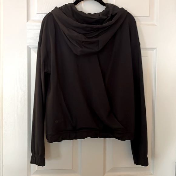 Lululemon: Twisted and Tucked Pull-Over Hoodie - Picture 6 of 10